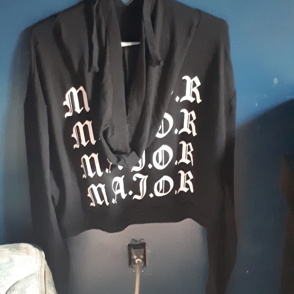 Cute cropped sweater! - Picture 2 of 2